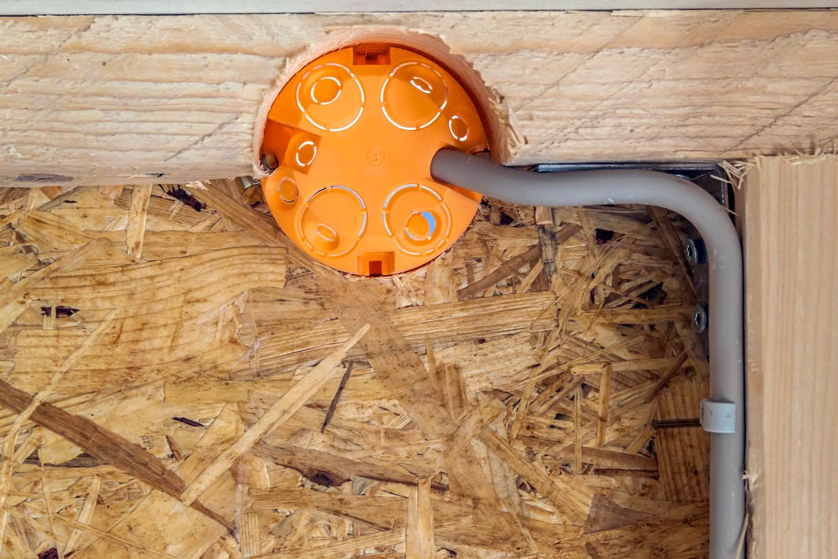 Монтаж электропроводки в деревянном доме своими руками — пошаговая инструкция