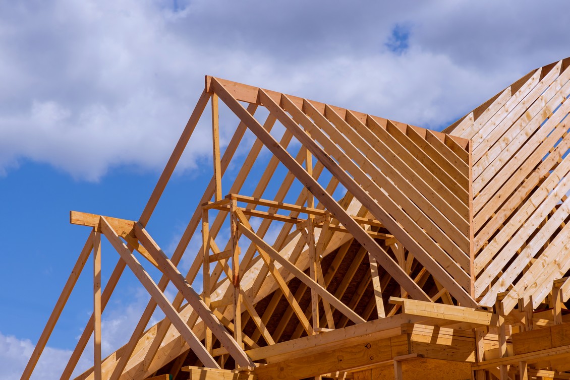Крыша деревянного дома: выбор материала и конструкции