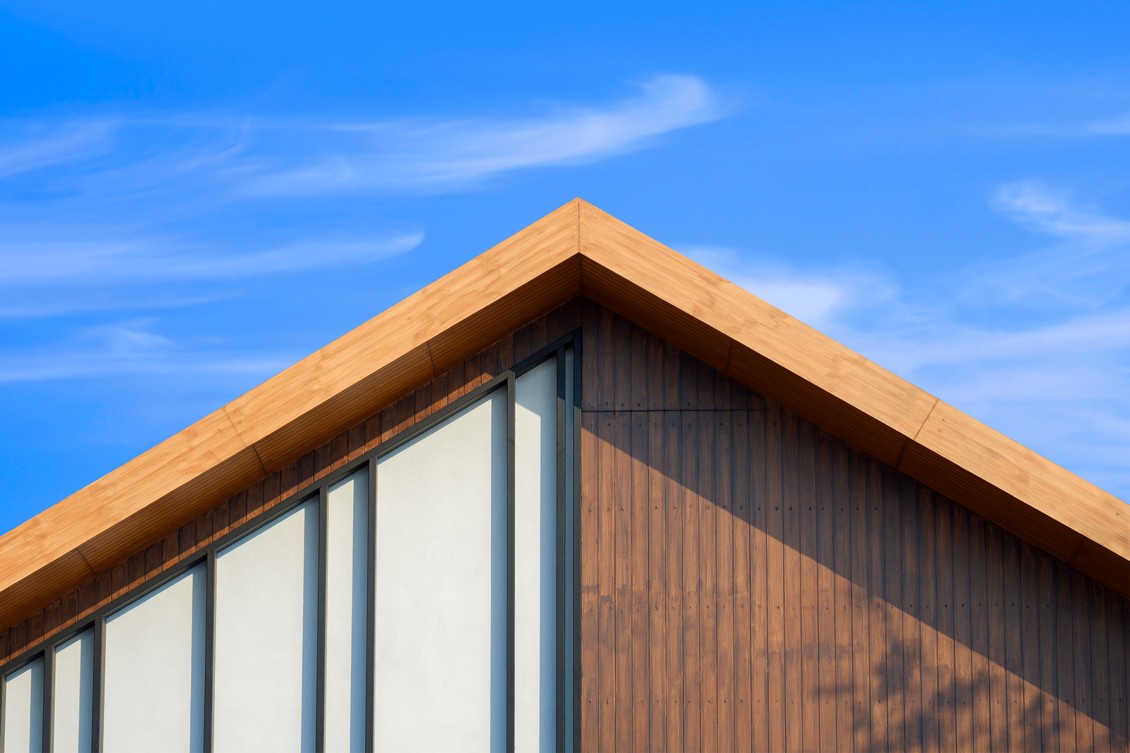 Крыша деревянного дома: выбор материала и конструкции